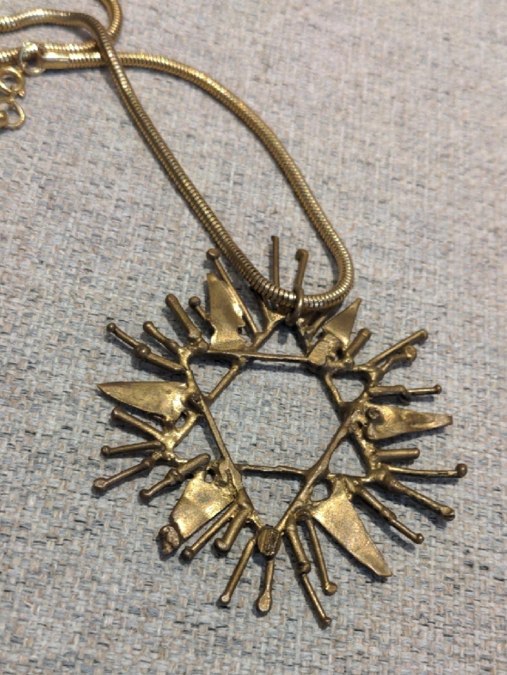 Vintage Artistic Brass Tone Sunburst Pendant Necklace  3" Diameter With Chain - Picture 5 of 8